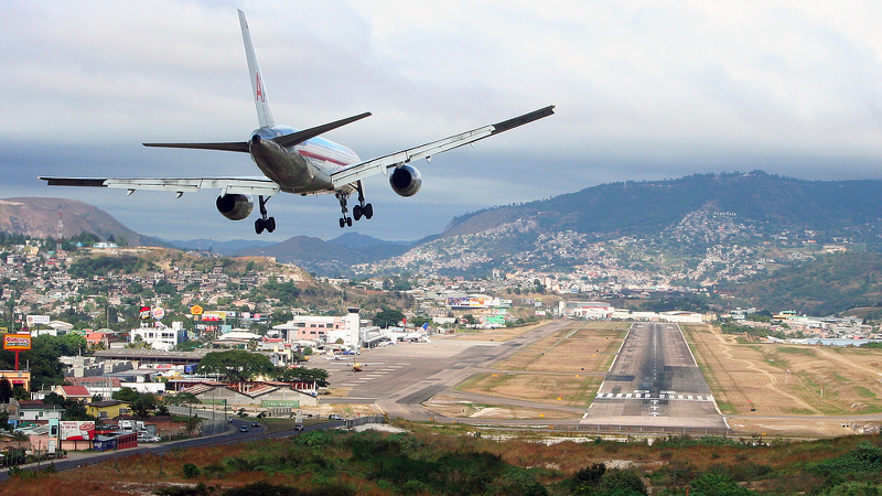 Illustration for article titled Pistas de aterrizaje terroríficas que te quitarán las ganas de volar